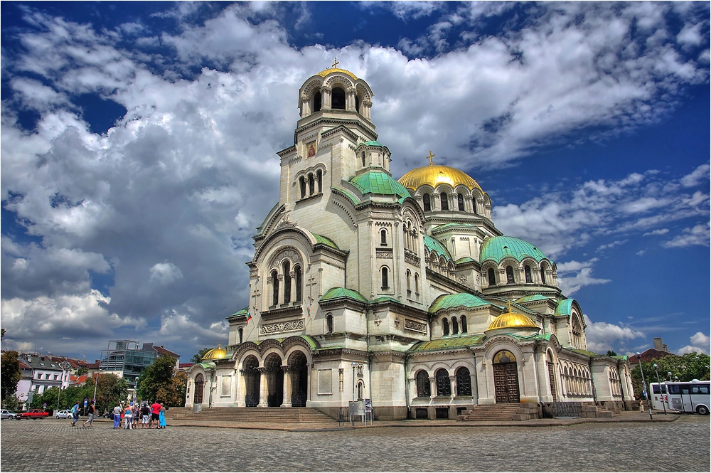 Храмът