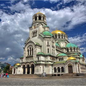Храмът