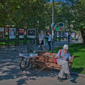 Топлината на Българите - избожбата, организирана от сп.Осем и Пещерска гроздова, бе открита днес , от 11.00ч пред Народен театър Ив.Вазов