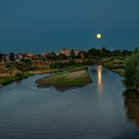 Луната изгря