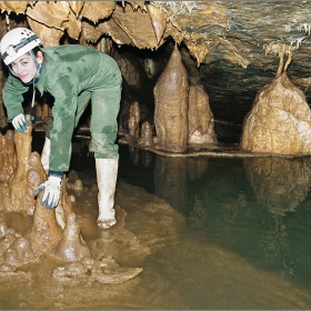 С ботушки бели през вода длибока