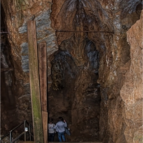 Навлизаме в пещерата Sterkfontein