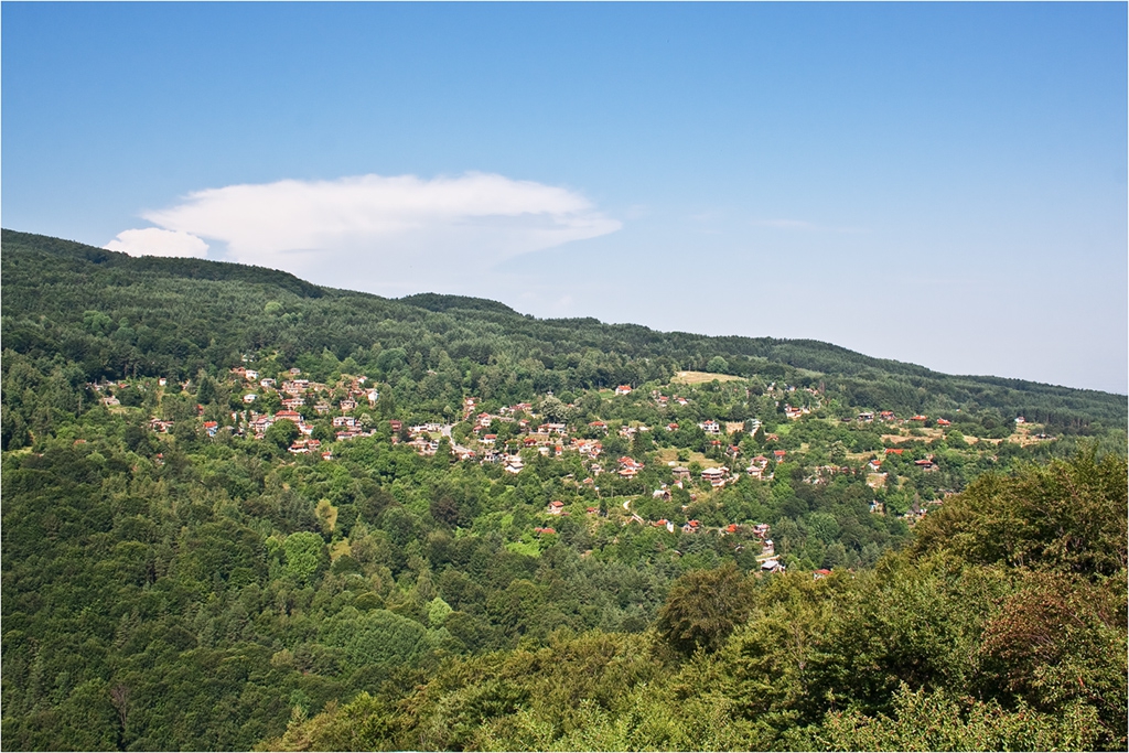 Поглед към Дедево (от пътеката м. Равнища - х. Здравец)