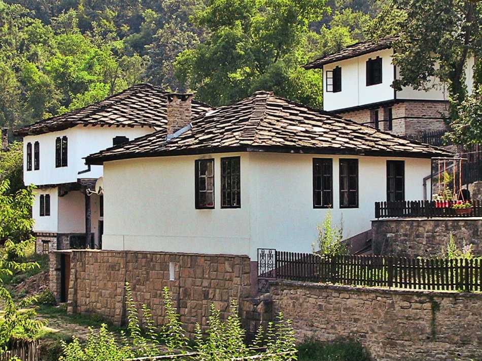 Бели спретнати къщурки (Боженци)