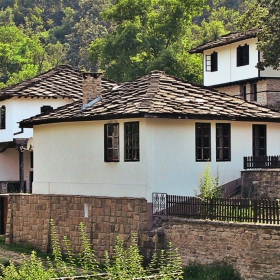 Бели спретнати къщурки (Боженци)