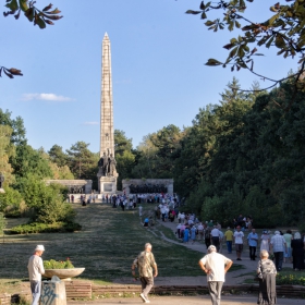 Соц-активисти се събират пред Братската могила_2.