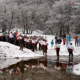 Калоферското хоро - влизането в ледените води  на Тунджа