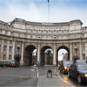 Admiralty Arch (Адмиралтейската арка) на площад Трафалгар в Лондон