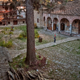 В двора на Троянския манастир