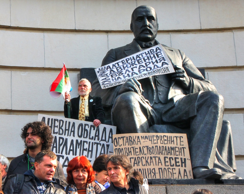 Голямият човек и малките хора