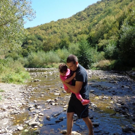 посред реката :) 