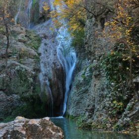Хотнишки водопад през есента