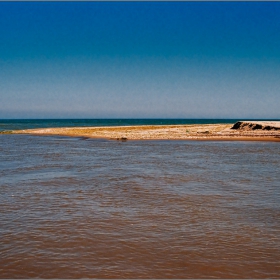 Докосване между реката и морето