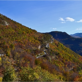 в дясно е Лакатник