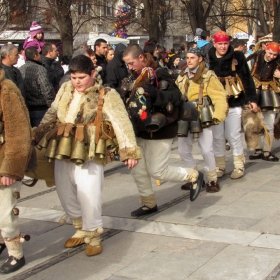 В колона по един, ходом, марш!