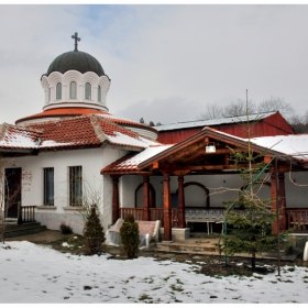 В двора на Клисурския манастир