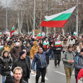 Протестът продължава