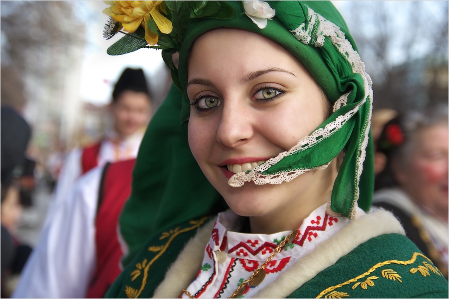 Сурва - Перник 2013...Момичето със зелената забрадка...