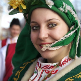 Сурва - Перник 2013...Момичето със зелената забрадка...