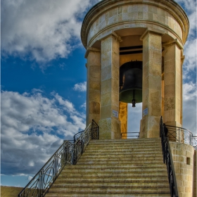 Valletta - Siege Bell Monument - построен 1992 в памет на загиналите по време на обсадата на Малта 1940-1943