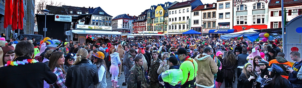 Altweiberfastnacht (  женски заговезни) 2013  Bad Kreuznach, Germany  -    Панорамка от площада