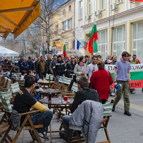 На кафе и на протести