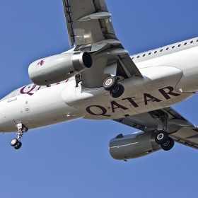 Qatar Airways каца на летище София (детайл)