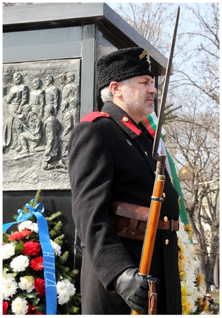 Пред паметника