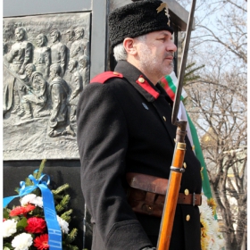 Пред паметника