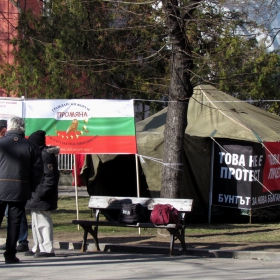 Началото на палатковият лагер при парламента!