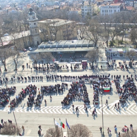 3 март-Варна-няколко хиляди протестиращи изписаха с телата си 