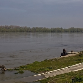 С надежда чака тя,реката да отмие,болката в душата...