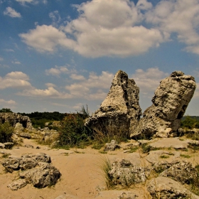 Побити камъни