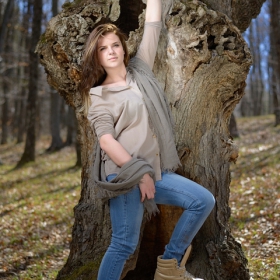 Младото момиче и старото дърво