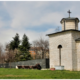 Параклисът в градината на НДК