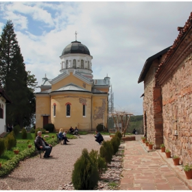 В двора на Кремиковския манастир