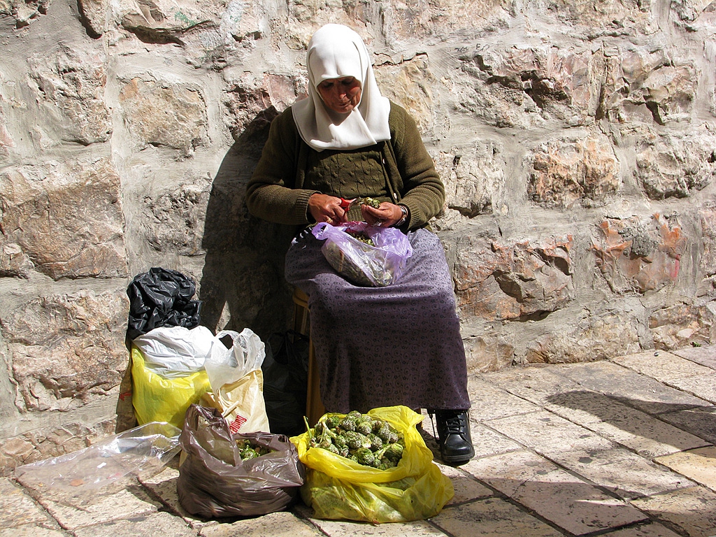 Продавачка на пазара в Йерусалим