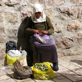 Продавачка на пазара в Йерусалим