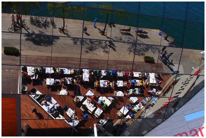 Отраженията на кафене на Port Vell