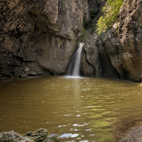 Емински каньон и водопада Момин скок