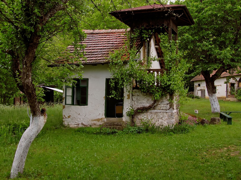 Камбанарията към манастира 