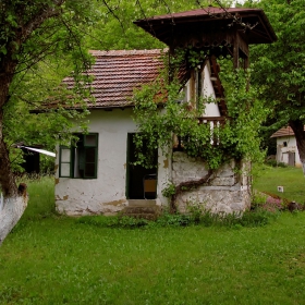 Камбанарията към манастира 