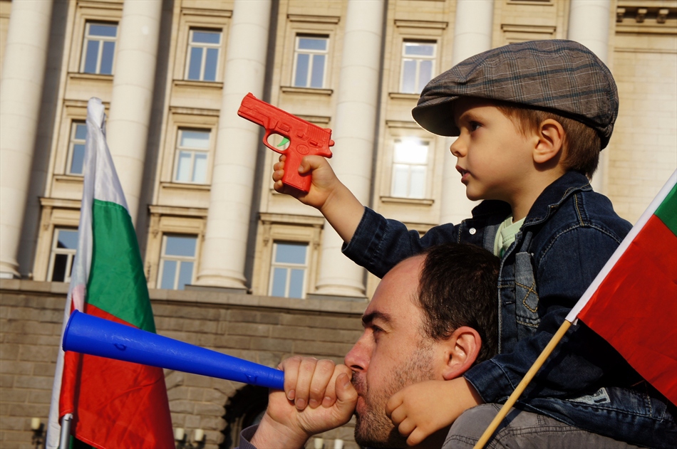 Ден 14-ти-Протестът се въоръжава