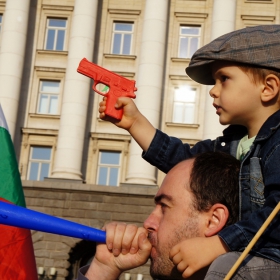 Ден 14-ти-Протестът се въоръжава