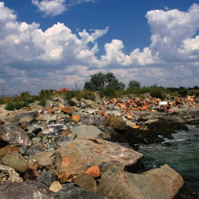 Морски каменист бряг