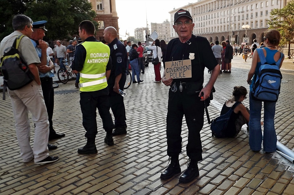 Различни полицейски формирования охраняват протеста