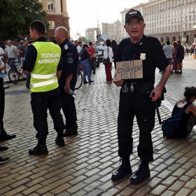 Различни полицейски формирования охраняват протеста