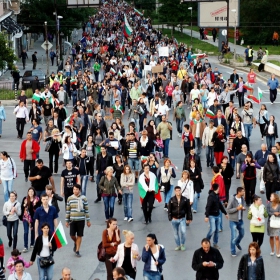 В същото време няколко стотин души протестираха в София.Данните са от информационна агенция ПЕЕВСКИ ЛЪЖЕГРУП