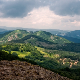 Поглед към Кръстова гора от Караджов камък