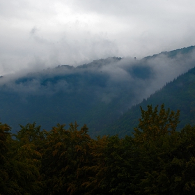 И мъглата бавно скрива планината